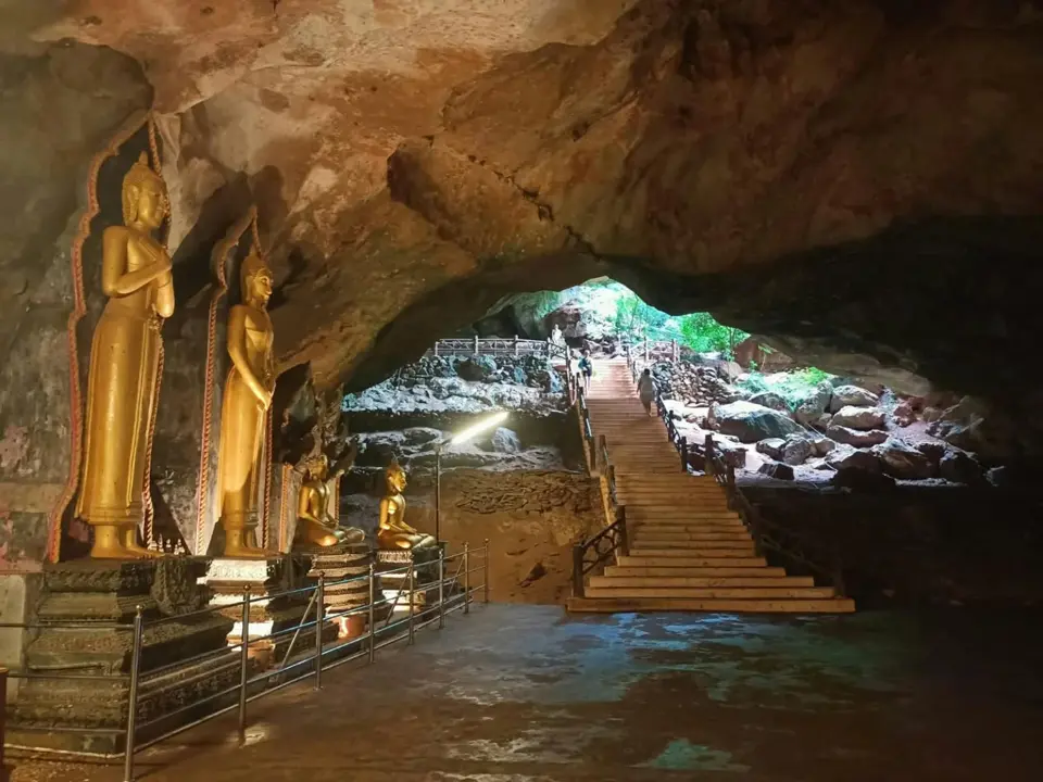 Suvankuha-Höhlentempel · ein Stopp auf der Tour