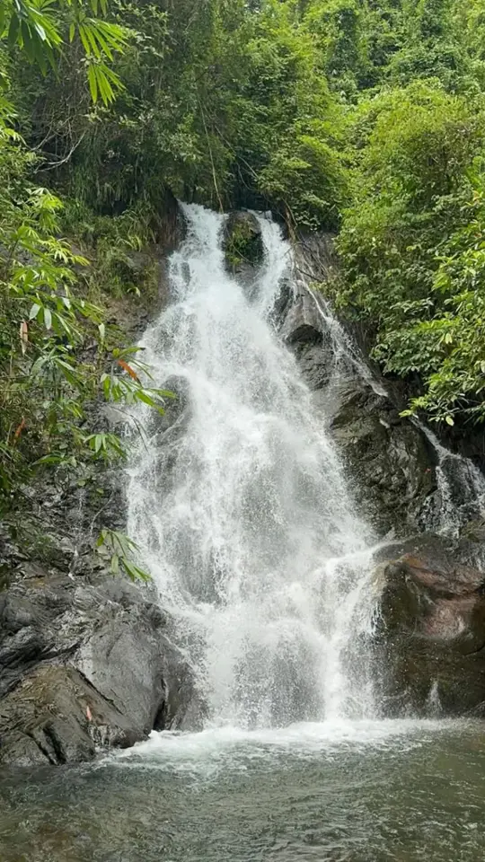 Vízesés a Khao Lak-i programok között