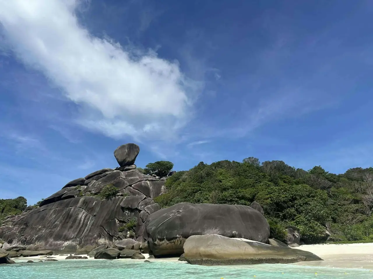 Gránitsziklák egy Similan-part felett