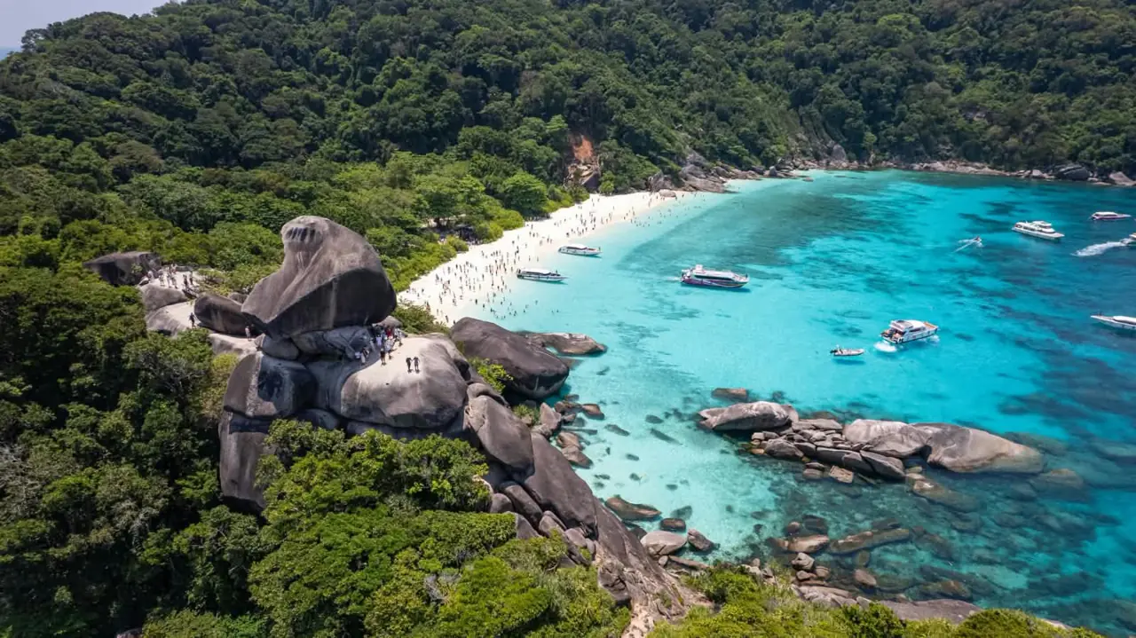 Türkiz öböl és sziklás part a Similan-szigeteken