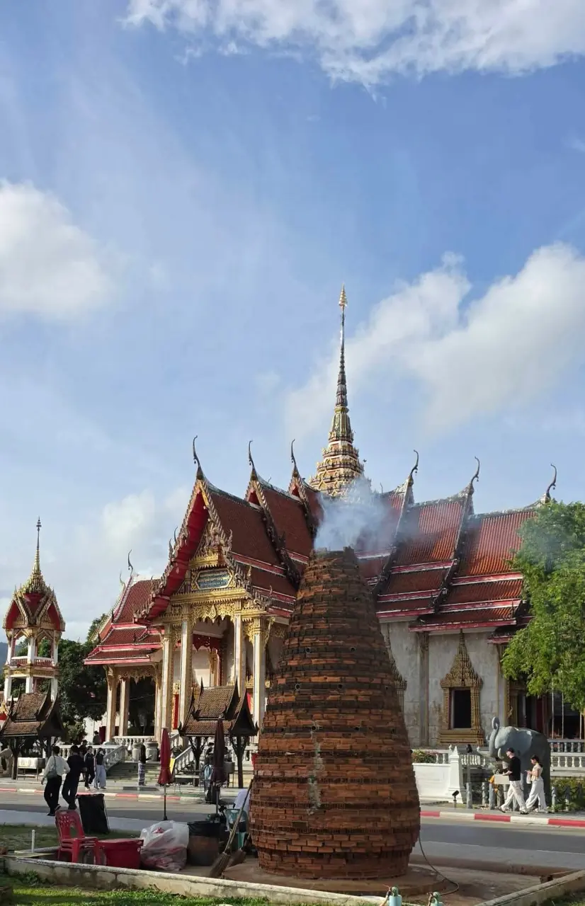 Díszes templomépületek a Wat Chalongnál