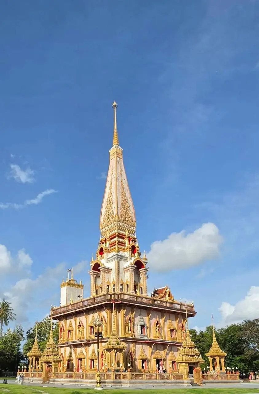 Arany templomtorony Phuket kék ege alatt