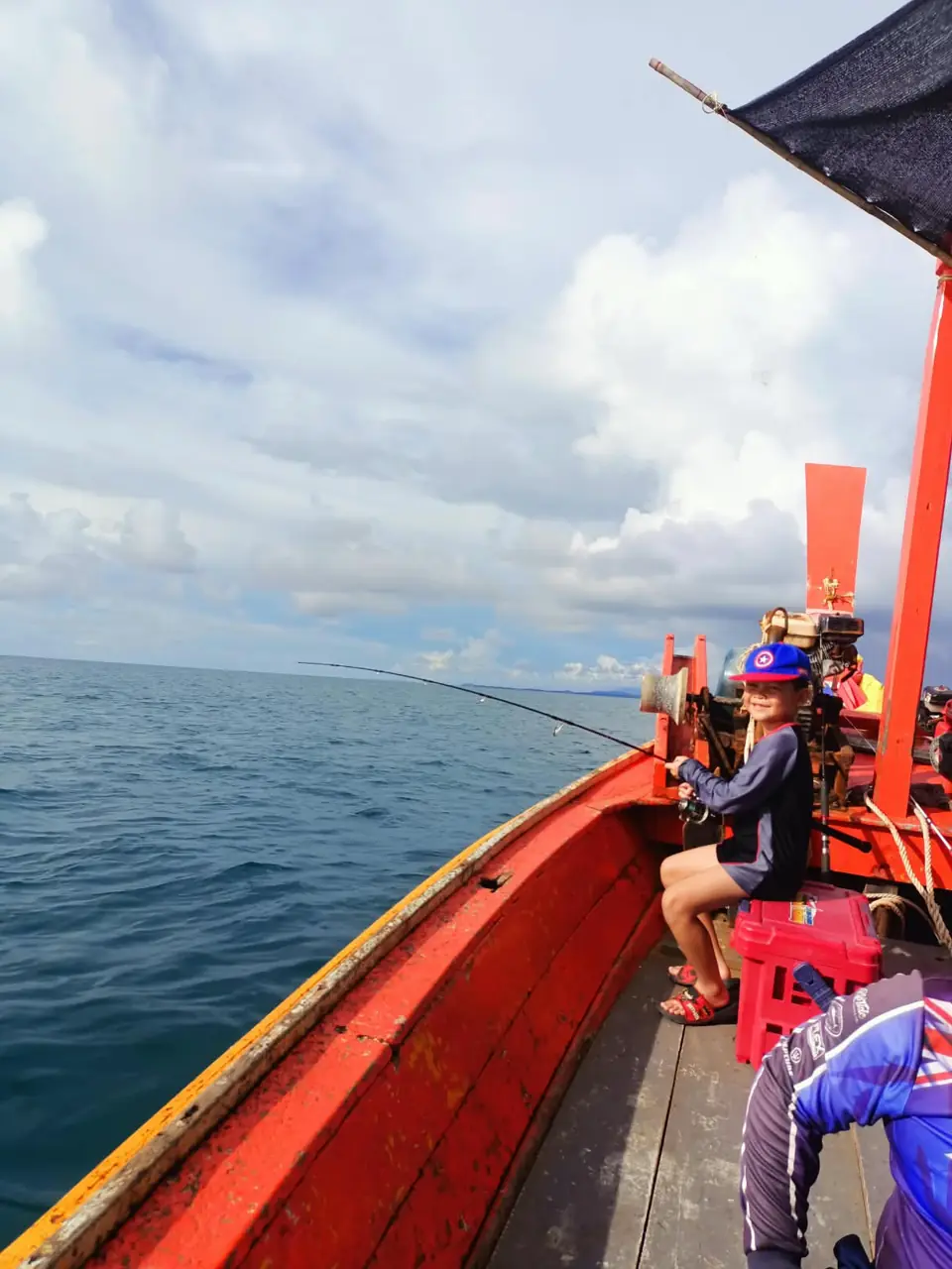 Blick auf das Meer vom privaten Angelboot